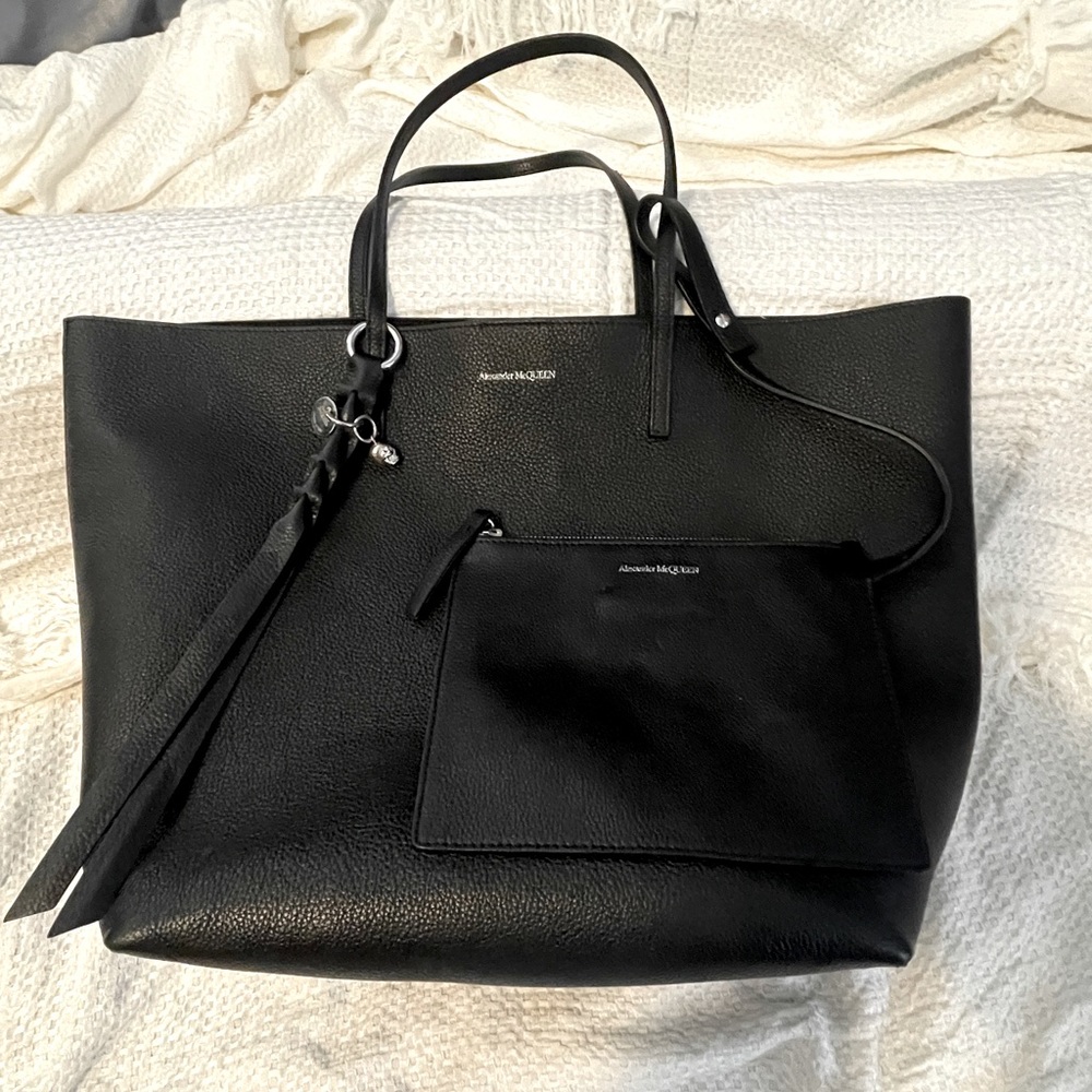AUTHENTIC Alexander McQueen Women's Skull Leather Shopper Tote w/removable pouch